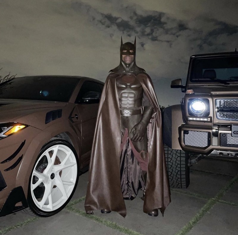 Travis Scott cierra su Instagram por las críticas a su disfraz de Batman |  CABROWORLD