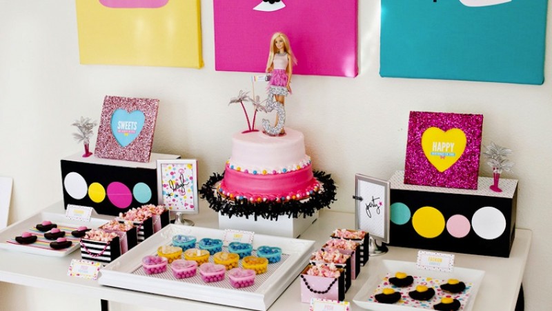 Piñata silueta de Barbie  Barbie birthday party, Girls barbie birthday  party, Barbie party decorations