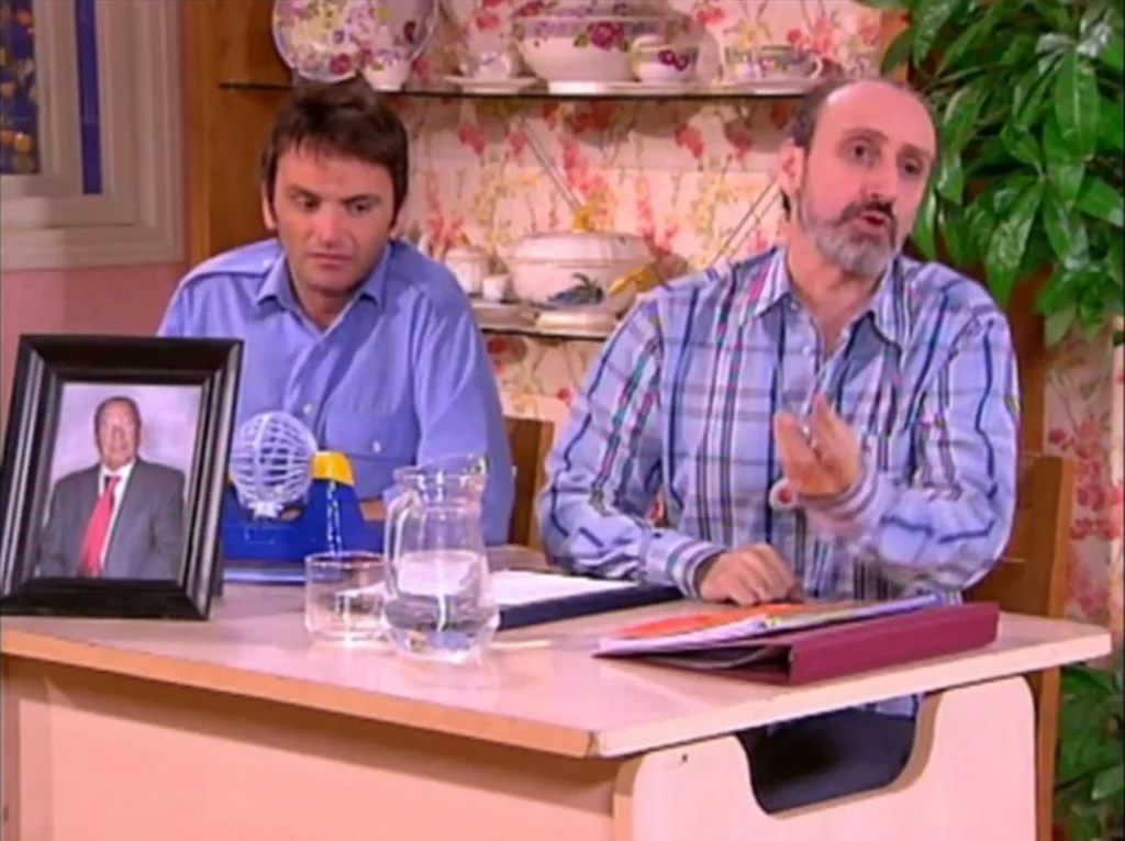 Emilio y Juan Cuesta junto a la imagen de Bartolomé en 'Aquí no hay quién viva'