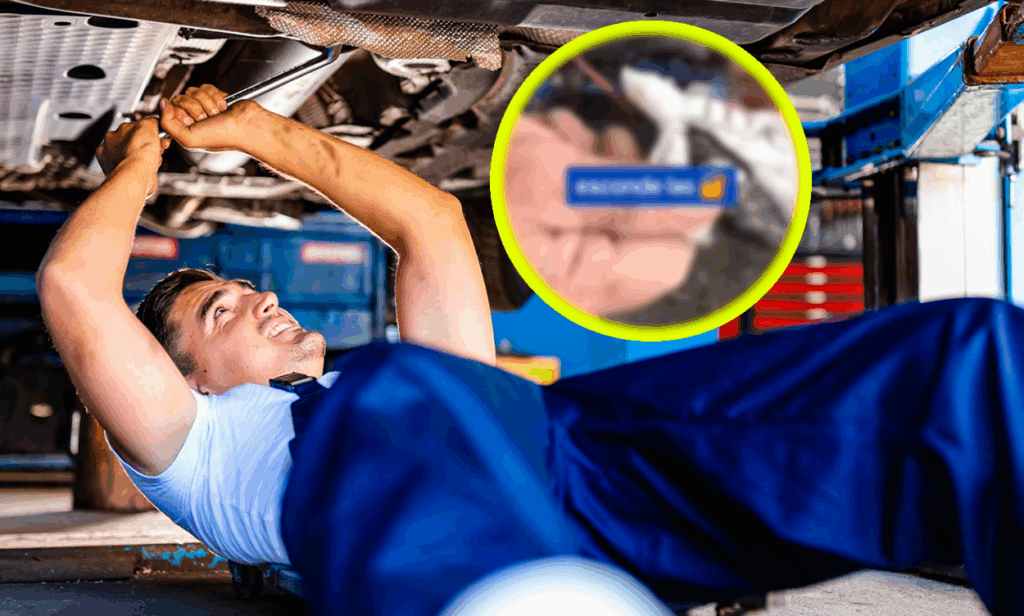 Mecánico reparando un coche