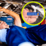 Mecánico reparando un coche